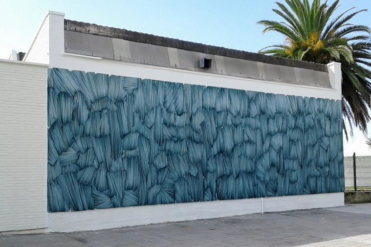 'Azul que mueve el viento', 2014. Mural en la fachada del la Escuela Náutica Pesquera,  Santander, 350 x 210 cm.