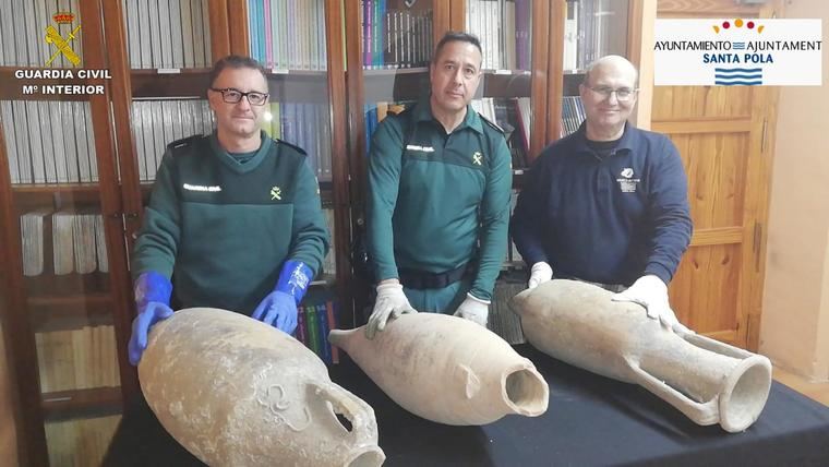 La Guardia Civil recupera tres ánforas romanas en Santa Pola (Alicante)