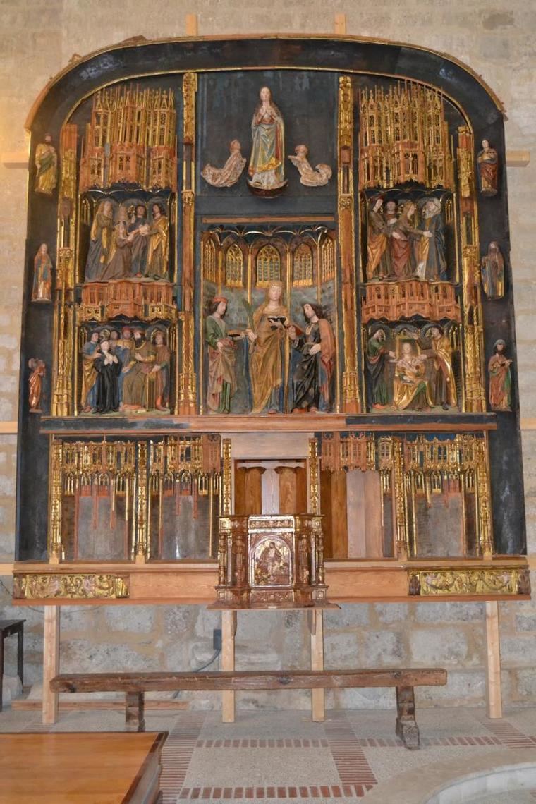 El retablo de Sta. Eugenia de Astudillo con las ornacinas de los evangelistas vacías 