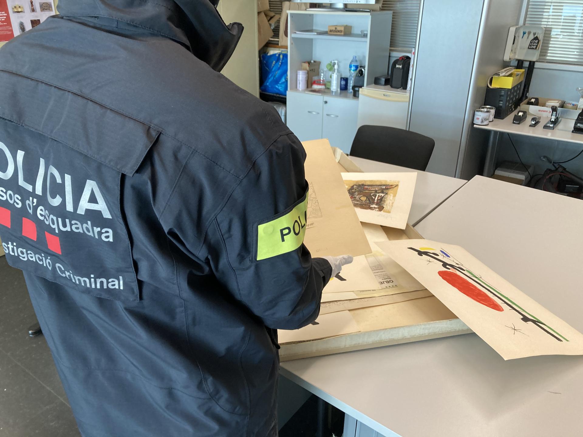 Mossos d’Esquadra desarticulan una red de producción y ventas de litografías falsas en Badalona