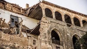la fachada noroeste del palacio. El resto está en el fondo del barranco por incompetencia y desidia institucional