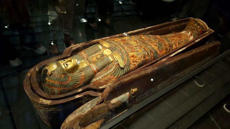 El conjunto funerario de la princesa Henuttawy, fue vendido en 2014  por Abraham Simonian por 4 M$ al Louvre de Abu Dhabi en 2014. Ahi sigue...