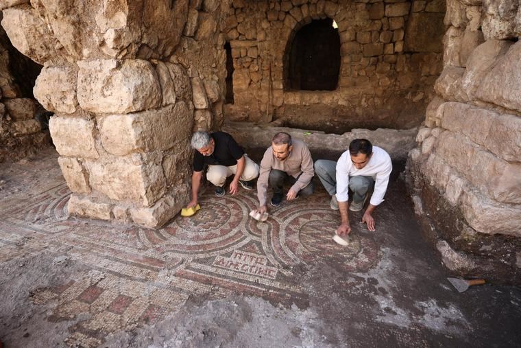 El mosaico hallado de 60m2 se encontraba sorprendentemente bien conservado, pese a las condiciones del enterramiento