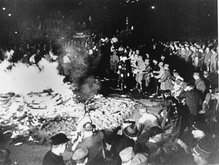 el 10 de mayo de 1933 en Berlín se inició la quema de libros  por ser 'la semilla del mal'...