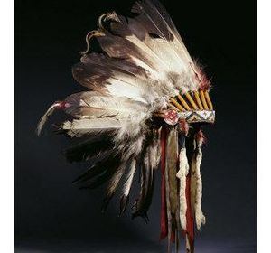 El ladrón robo 26 valiosas plumas de águila de un gorro de guerra