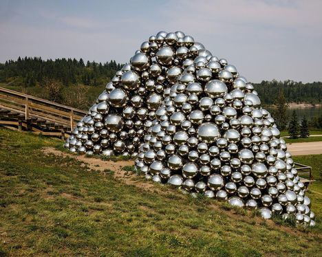 Atrapado dentro de la escultura 'Talus Dome' en Canadá