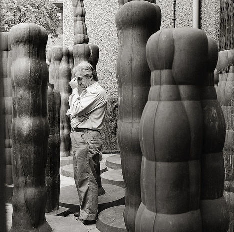 Joannis Avramidis entre sus esculturas en1989