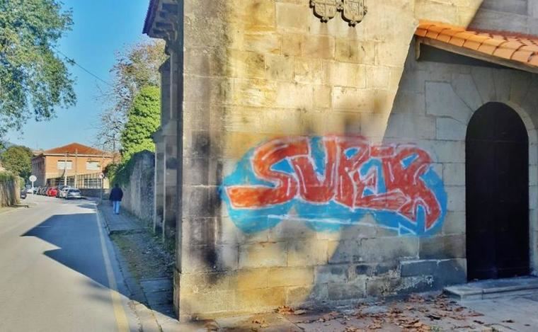 La puerta de la Iglesia de San Juan vandalizada con grafitis