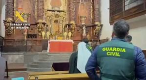 El retablo desguazado impide poder reconocer su estado original y demuestra el desvalijamiento salvaje del convento.