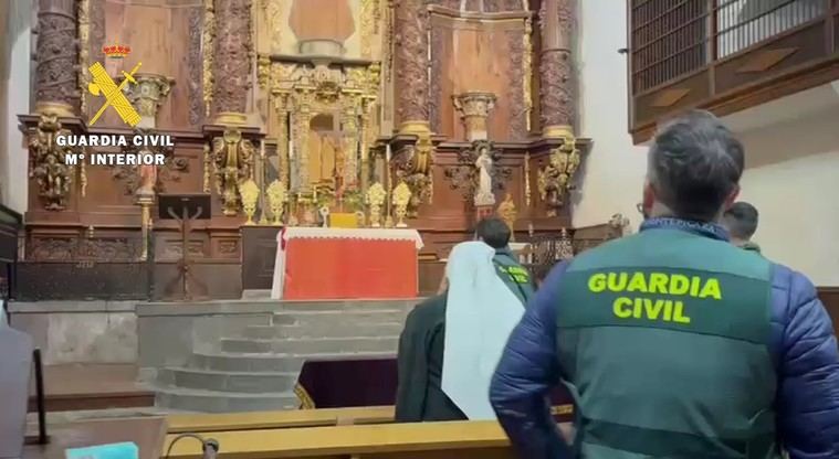 El retablo desguazado impide poder reconocer su estado original y demuestra el desvalijamiento salvaje del convento.