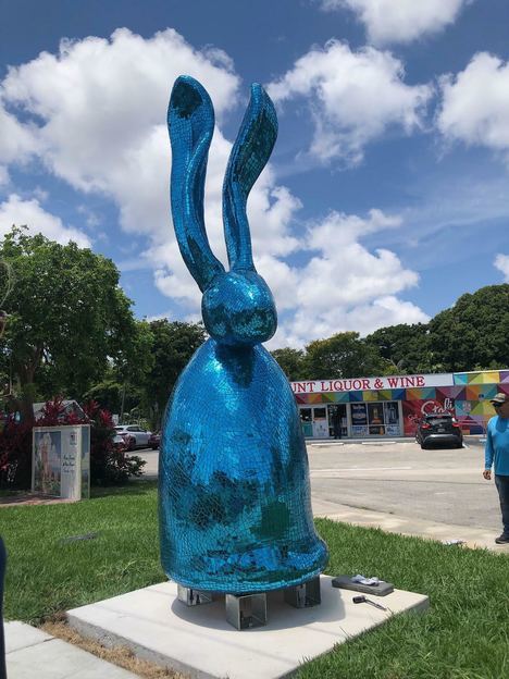 El mismo tipo destroza por tercera vez, estatuas públicas en Florida