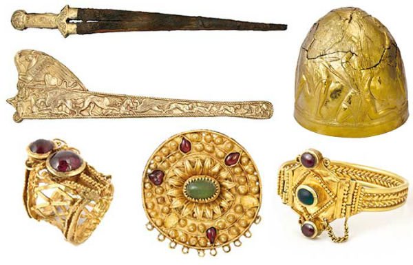 varios objetos de oro escita de la exposición que volverán a Ucrania