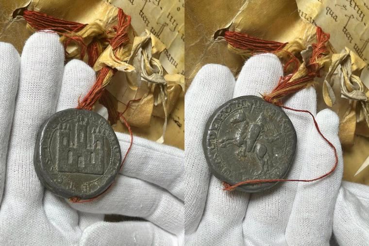 Anverso y reverso del sello de plomo de Alfonso VIII, del año 1195 
