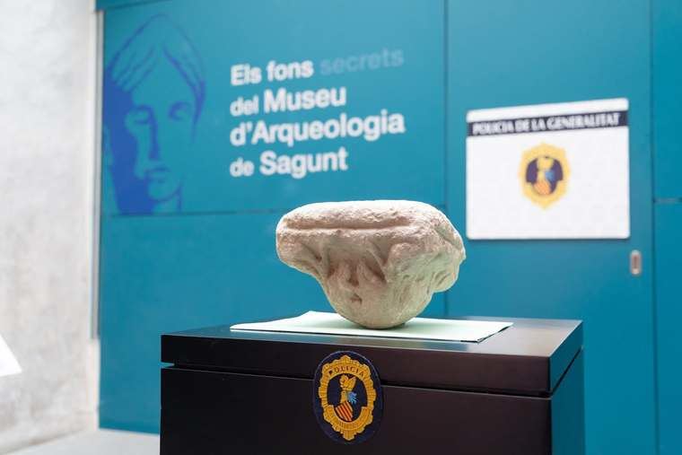 el capitel gótico, reutilizado en una obra.