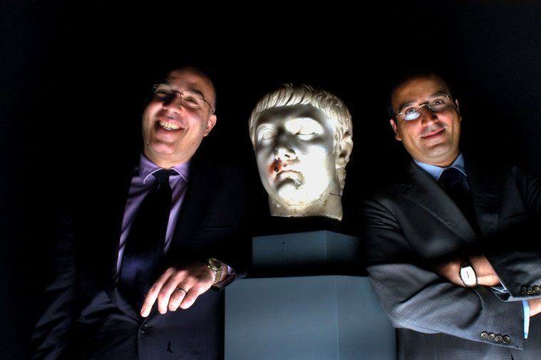 Ali Aboutaam, a la izquierda, y su hermano Hicham Aboutaam, de la Phoenix Ancient Art Company, posan con una monumental cabeza de mármol del emperador Tiberio