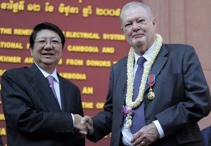 El viceprimer ministro camboyano, Sok An condecoró en 2009 a Douglas Latchford por su 'inestimables' aportaciones al patrimonio de Camboya