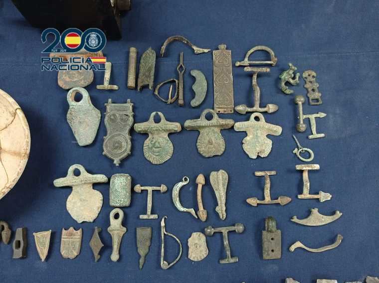 diverso objetos recuperados entre los 191 incautados en. la Operación Candil