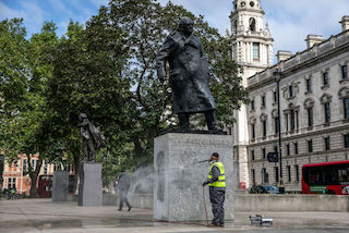 Operarios londinenses limpiando grafitis en el monumento a Churchill (2.600€)