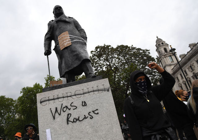 'era un racista' se pintaron con spray  en una estatua de Winston Churchill frente al Parlamento en Westminster durante una protesta de Black Lives Matter el 7 de junio de 2020 en Londres, 