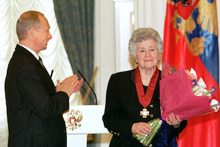 Antonova, recibiendo la Orden al Merito de la Patria II, aplaudió en 2014 la invasión de Crimea