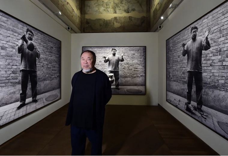 Ai Weiwei en la inauguración de su exposición en el Palazzo Fava de Bolonia el 20 de septiembre de 2024, antes de que una de sus obras de arte resultara dañada.