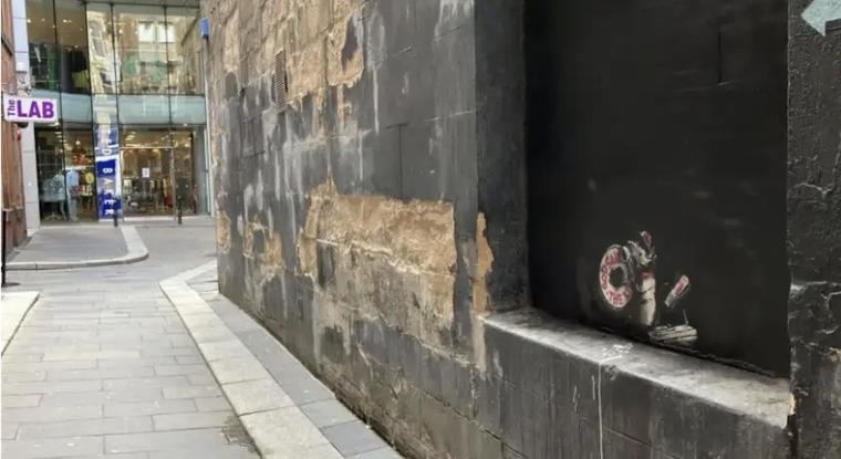 La pintada apareció en un callejón mientras se celebra una exposición de Banksy en Glasgow