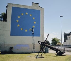 Derriban un mural de Banksy de un edificio de Dover en Reino Unido