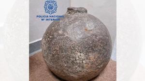 Hallan una bomba del siglo XVIII de 90 kg y en las oficinas del Archivo Municipal de Pamplona