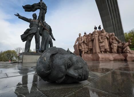 Un monumento soviético a la amistad entre Letonia y Rusia  durante su demolición 2019. 