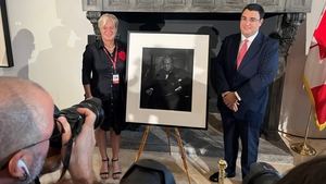 La directora general del Chateau Laurier, Genevieve Dumas, posa junto al León Rugiente con Nicola Cassinelli, el abogado italiano que, sin saberlo, compró el retrato robado. 