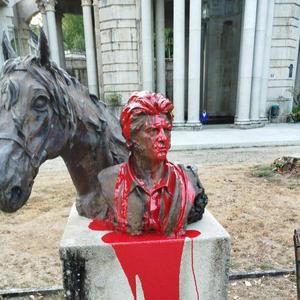 Atacan el busto de Sancho Gracia en Mondariz (Pontevedra) tras la condena a su nieto, Daniel Sancho