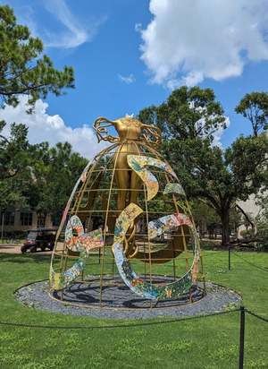 Escultura de decapitada en la Universidad de Houston