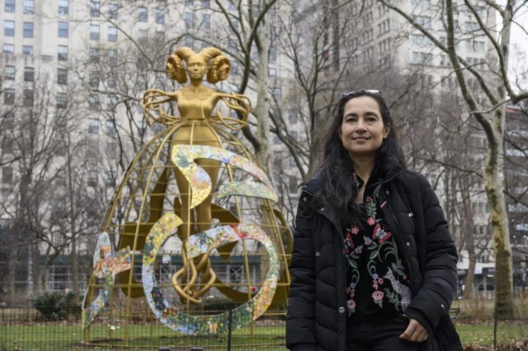 Shahzia Sikander frente a su escultura Witness en , Nueva York, 2023.