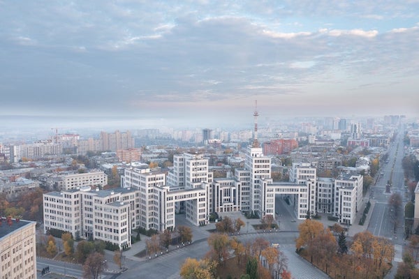 el histórico edificio Derzhprom en Jarkov, Ucrania