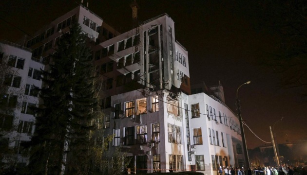 una bomba guiada rusa sobre Jarkov alcanzó  las oficinas administrativas y civiles del interior del edificio.