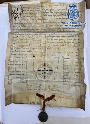 La Policía Nacional recupera un documento del siglo XII robado hace 43 años de la Catedral de Cuenca