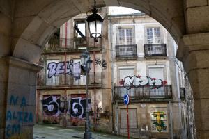 ¿Cómo eliminan grafities en las fachadas de piedra de Ourense?