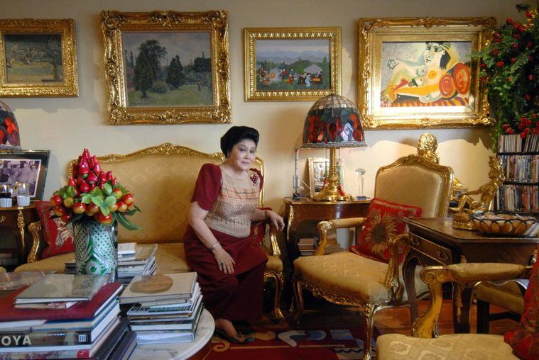 Imelda Marcos en su salón con el supuesto Picasso (arriba derecha)