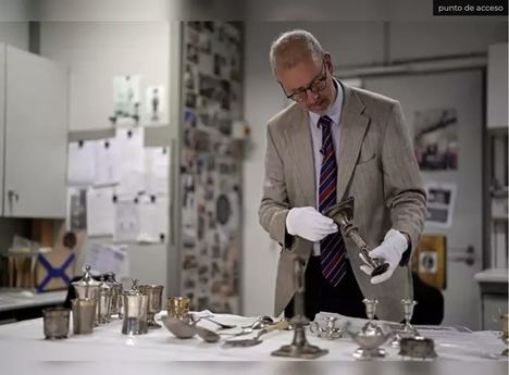 El conservador Matthias Weniger, con algunos de los  111 objetos de plata robados por los nazis a los judíos durante el Tercer Reich


