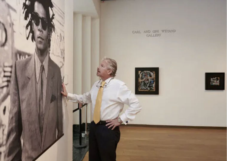 el ex director  del OMA Aaron de Groft,
organizó la exposición de falsos de Basquiat