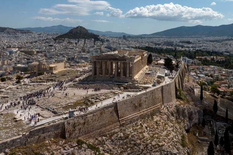 351 objetos saqueados por Robin Symes regresan a Grecia
