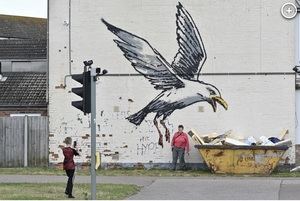 Una pareja británica paga casi 250.000 libras para quitar un mural de Banksy de su edificio