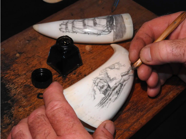 El Scrimshaw es una artesania de los balleneros que data del siglo XVII