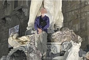 Un Selfitero alemán daña la estatua de Neptuno de Florencia