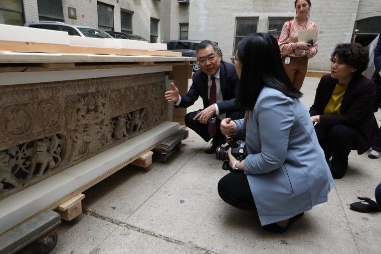 El Cónsul General Chino en NY, Huang Ping, examinando los sarcófagos