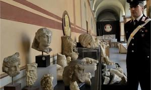 Italia exhibe 750 objetos del contrabandista de antigüedades Robin Symes