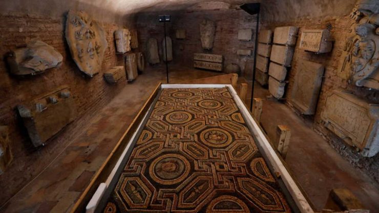 Alguno de los 70 objetos y mosaicos recuperados por Italia