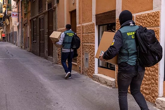 agentes de la Guardia Civil en los registros de los locales de Osmani en Palma.
 