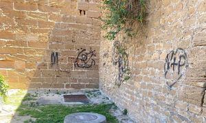 Las pintadas de las murallas de Alcudia siguen ahí desde 2023