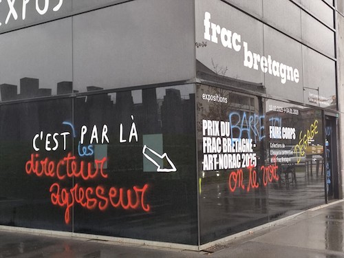en 2025 aparecieron grafitis delatadores en la fachada del museo.